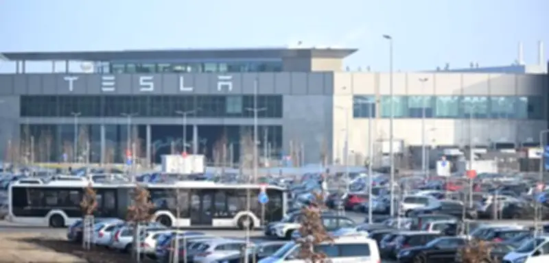 Eklat bei Tesla in Grünheide: Gewerkschaftsmitglied nach Betriebsratssitzung abgeführt