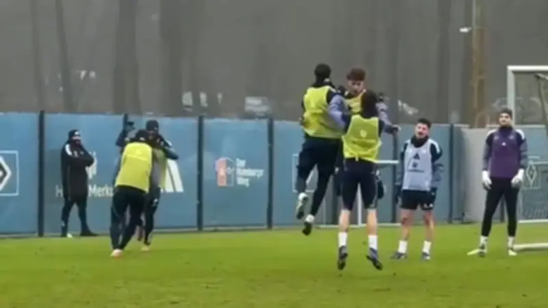 Ekstase im HSV-Training: Stars feiern spektakuläre Aktion mit Begeisterung