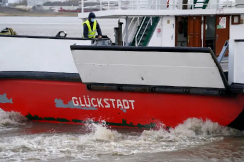 Elbfähre Glückstadt-Wischhafen nach Eisblockade wieder im Einsatz