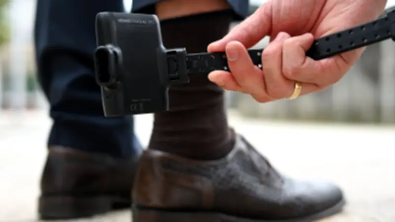 Elektronische Fußfessel für Gewalttäter: Bundestag berät Gesetzentwurf zum Schutz von Frauen