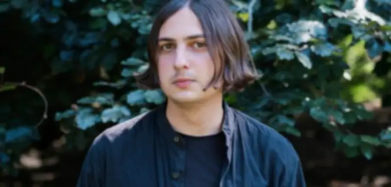 Elias Hirschls Roman 'Schleifen': Brillanz oder literarischer Wahnsinn?