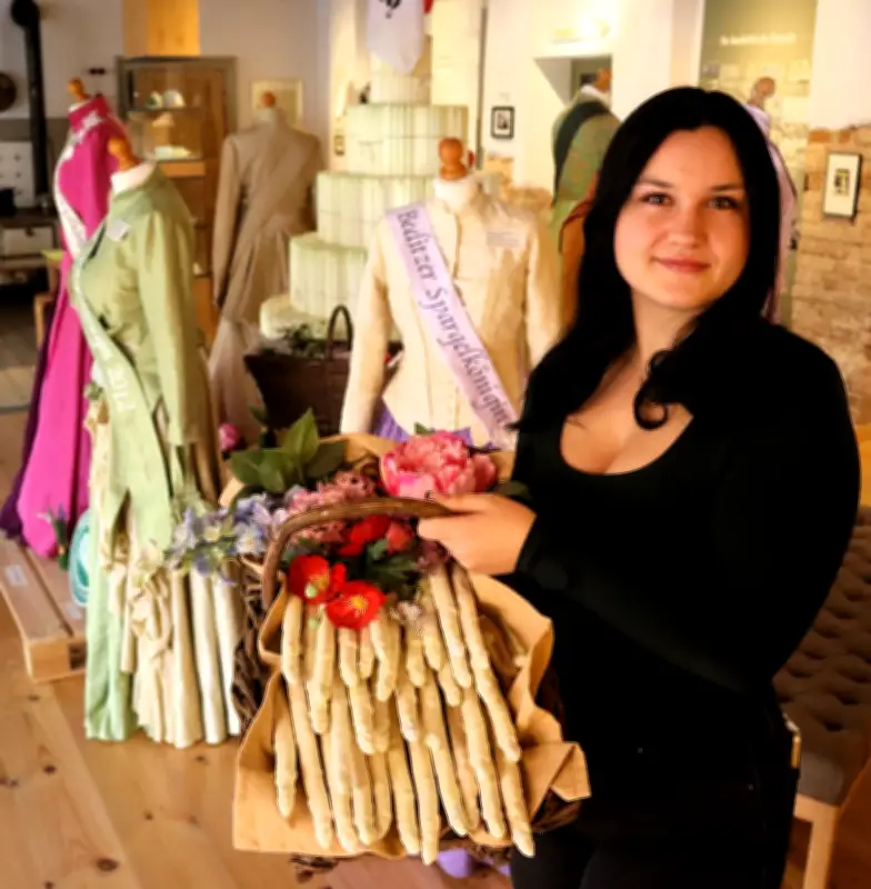 Emely Friedrich zur neuen Spargelkönigin von Beelitz gekrönt