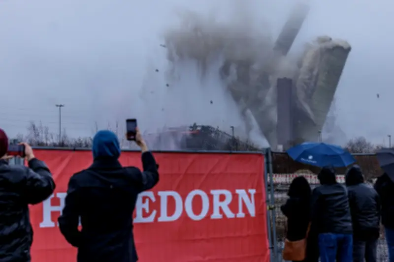Energiewende-Symbol gesprengt: 275-Meter-Schornstein in Ibbenbüren weicht Windstrom-Konverter