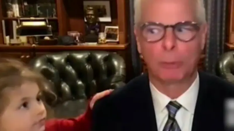 Enkelin unterbricht Finanzexperten in Live-Schalte: Entzückende Szene geht viral