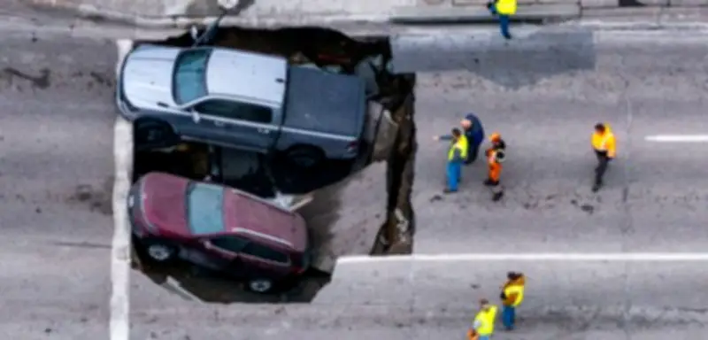 Erdloch in Omaha: Zwei Autos stürzen in plötzlich aufgerissene Straße
