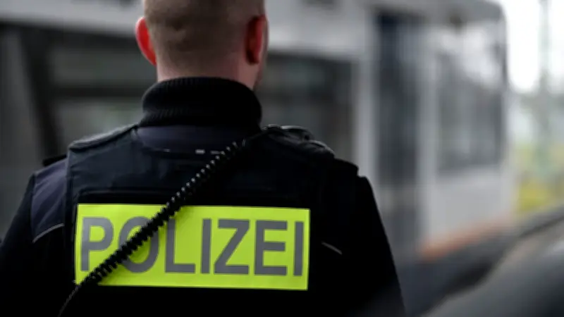 Erneut Eskalation bei Ticketkontrolle: Betrunkener Schwarzfahrer verletzt Polizisten