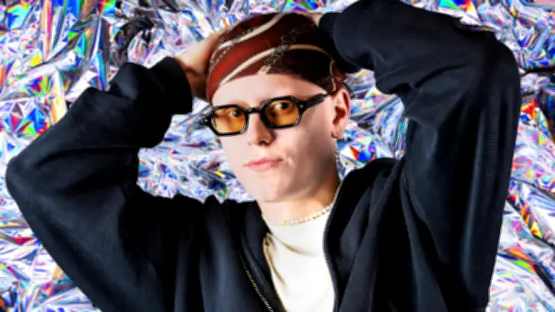 ESC-Kandidat Bela kämpft mit Alopecia universalis: Vom Haarverlust zum Markenzeichen