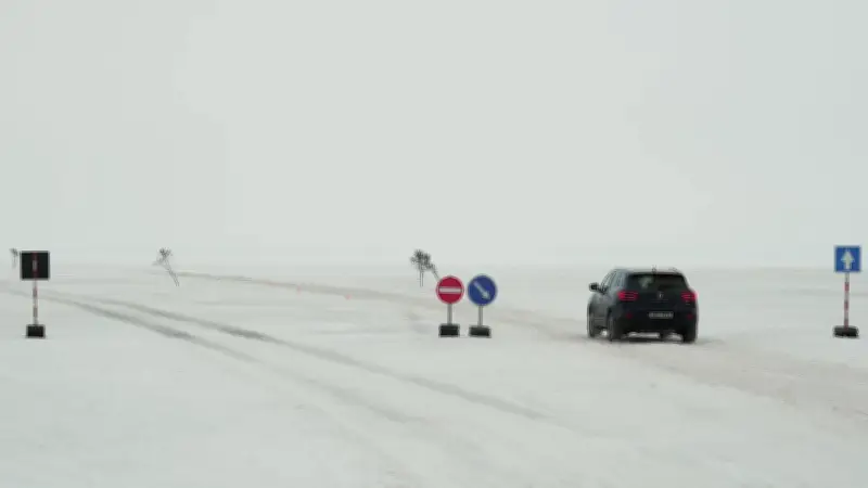 Estland eröffnet 20 Kilometer lange Eisstraße über zugefrorenes Meer