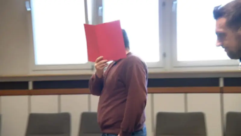 Ex-Krankenpfleger (32) vor Gericht: Anklage wegen Vergewaltigung bewusstloser Patienten