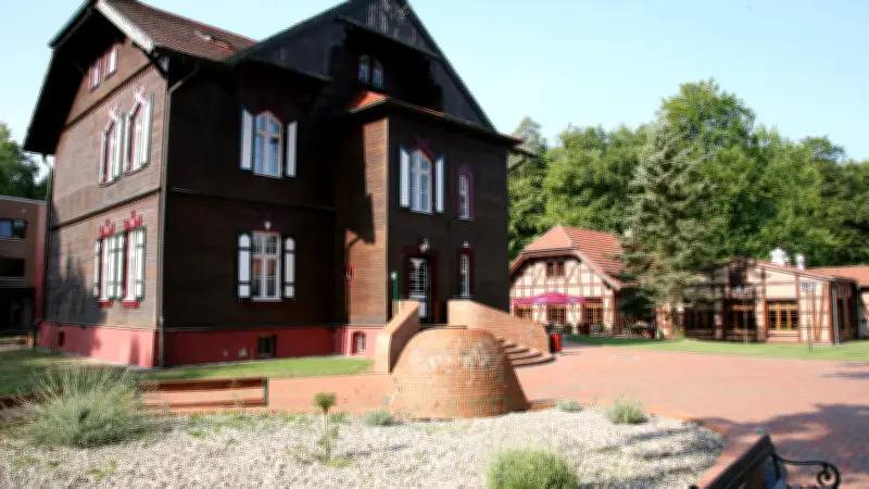 Exklusiver Verkauf: DDR-Geschichte trifft Luxus im Jagdschloss Waldsee mit Bunker und Badestrand