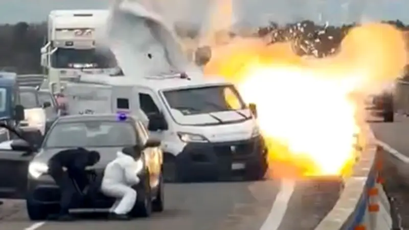 Explosion und Schüsse auf italienischer Autobahn: Augenzeuge filmt spektakulären Geldtransporter-Überfall