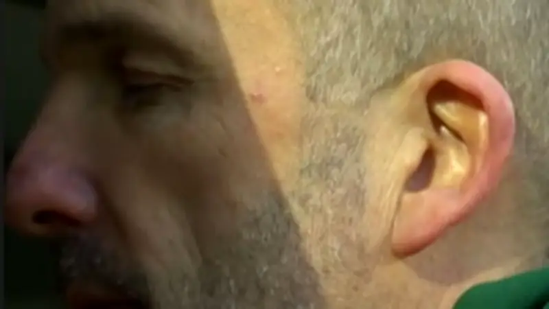 Extreme Anspannung beim Elfmeter: Augsburg-Trainer Baum zittert sichtbar