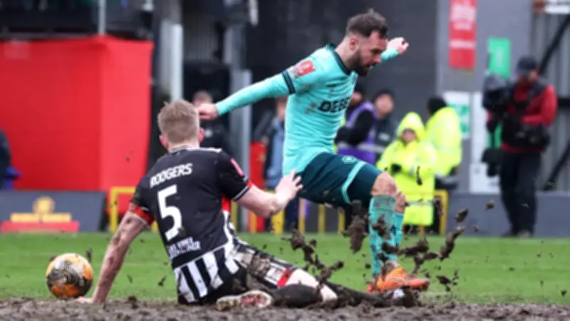 FA Cup als Schlamm-Schlacht: Wolverhampton erkämpft sich Sieg auf Matschwüste