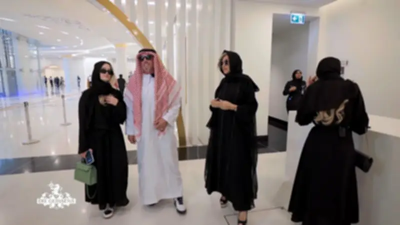 Familie Geiss besucht Moschee: Robert sticht mit ungewöhnlichem Outfit hervor