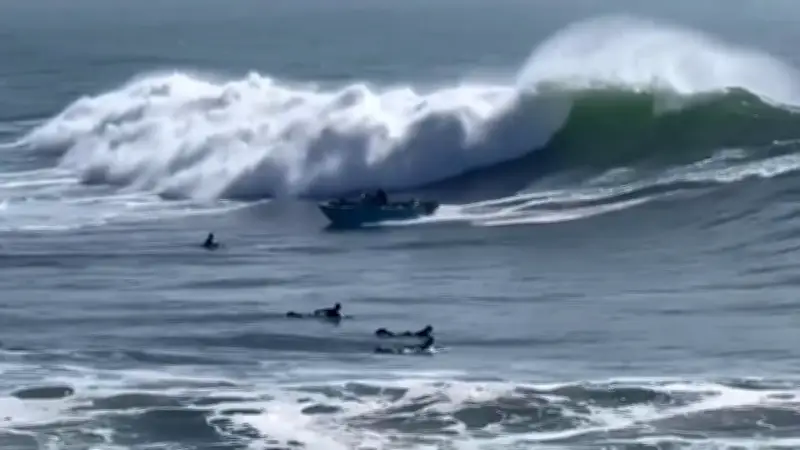 Familienboot kentert vor Kalifornien: Vier Kinder an Bord – Surfer retten alle Insassen