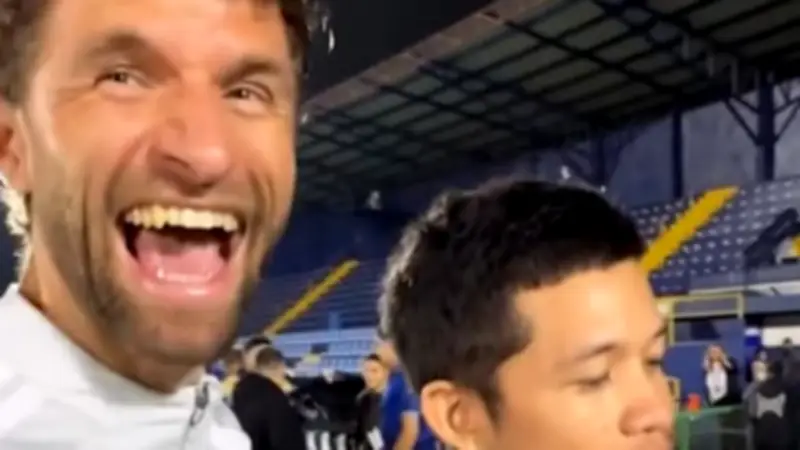 Fan überrascht Thomas Müller mit persönlichem Familienfoto nach Spiel in Vancouver