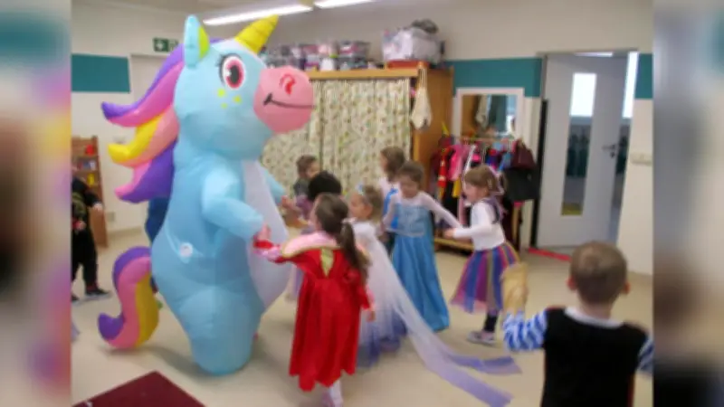 Fasching in Ueckermünde: Einhorn-Drachen verzaubert Kita-Kinder
