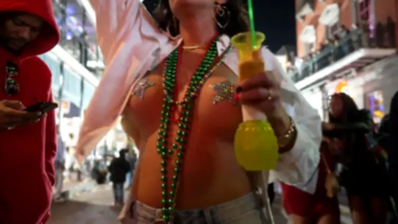 Fasching-Umzug mit Nacktparty: Heiße Rhythmen und freizügige Feierlaune