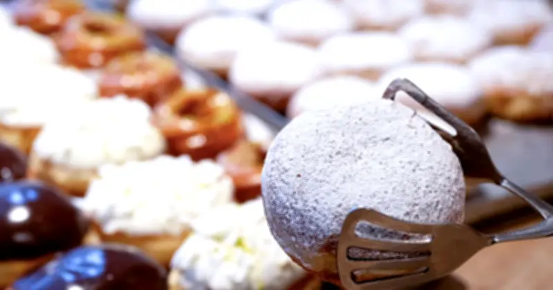 Faschingskrapfen mit Cremefüllung: Lebensmittelbehörden warnen vor Keimrisiken