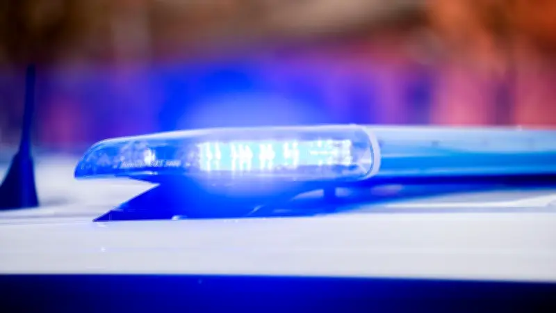 Fast drei Promille: Betrunkener Autofahrer kracht in Schönebeck in Hauswand