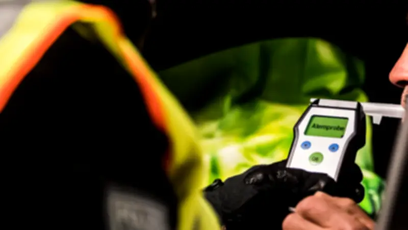 Fast drei Promille: Frau fährt betrunken in Schlangenlinien über Bundesstraße