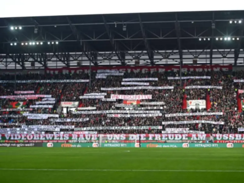 FC Augsburg Fans demonstrieren mit spektakulärer Choreo gegen Videobeweis