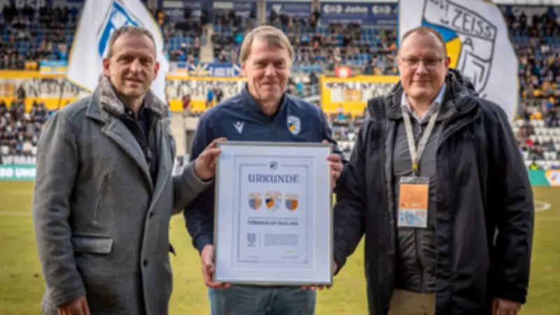 FC Carl Zeiss Jena schließt historische Lücke: Neue Gründungsurkunde überreicht