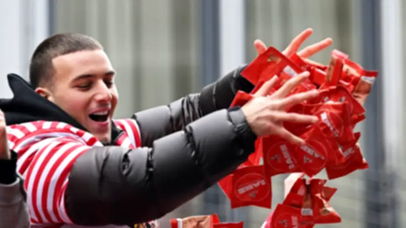 FC-Star Said El Mala wird beim Kölner Rosenmontagszug als „El Kamella“ gefeiert