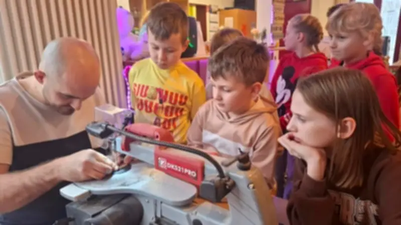 Ferienkinder in Eggesin werden zu Holzschmuck-Designern unter Anleitung eines Pädagogen