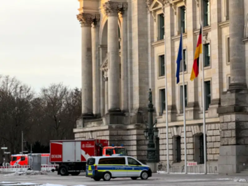 Feuerwehr-Großeinsatz im Reichstag: Putzmittel löst Gasmelder-Alarm aus