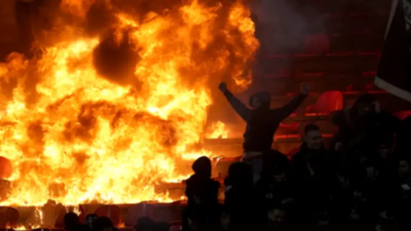 Feuerwehr löscht Stadionbrand bei Derby-Randale in Belgrad - Sitzschalen in Flammen