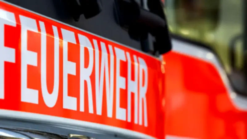 Feuerwehr rettet neun Menschen und drei Tiere bei Wohnungsbrand in Bochum