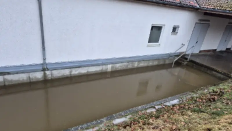 Feuerwehr rettet Supermarkt vor Überflutung: Sechsstündiger Einsatz gegen Schmelzwasser
