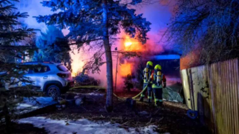 Feuerwehreinsatz bei minus 12 Grad: Löschwasser gefriert, Mann schwer verletzt