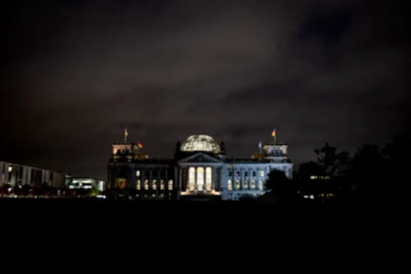 Feuerwehreinsatz im Berliner Reichstagsgebäude: Gasmelder löste Alarm aus