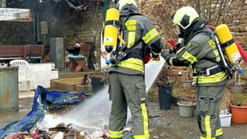 Feuerwehreinsatz in Aschersleben: Gemeldeter Wohnwagenbrand entpuppt sich als Container-Brand