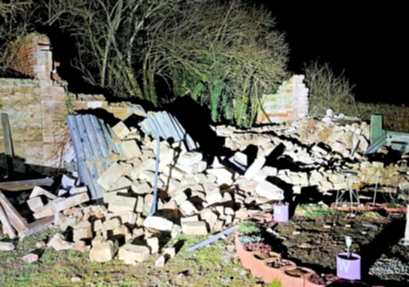 Feuerwehreinsatz in Wispitz: Einsturz einer Mauer begräbt Autoanhänger