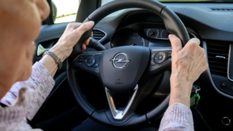 Führerschein aus DDR-Zeiten? Verkehrswacht Neubrandenburg bietet Sicherheitstraining für Senioren