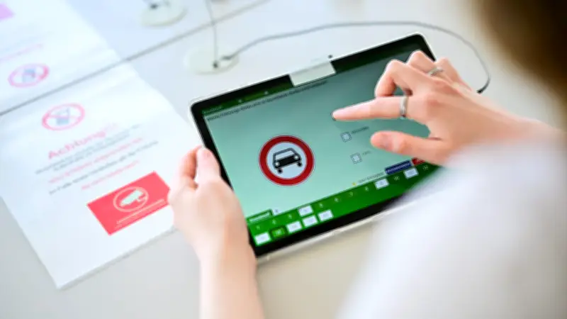 Führerschein-Betrug vor Gericht: Doppelgänger legte Prüfungen für zahlende Kandidaten ab