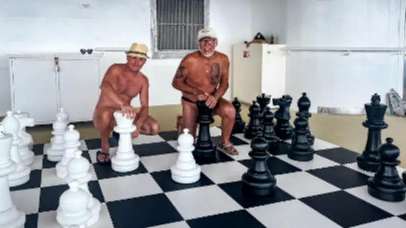 FKK-Kreuzfahrt: Nackt-Schach mit Dana aus Ohio und Einblicke in die Nudisten-Kultur