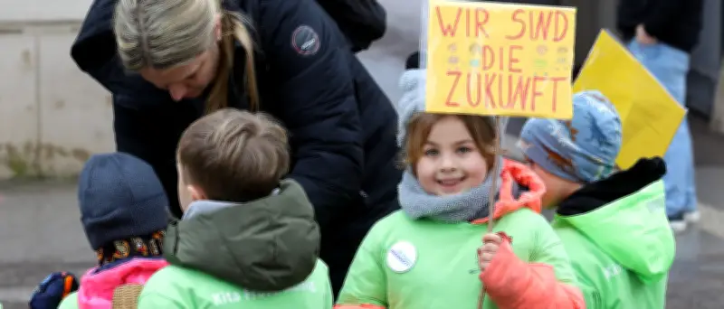 Flashmob in Potsdam: Eltern protestieren gegen Kürzungen im Bildungsbereich