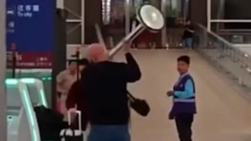 Flughafen-Chaos in Hongkong: Brite zerstört Check-In-Terminals mit Absperrpfosten