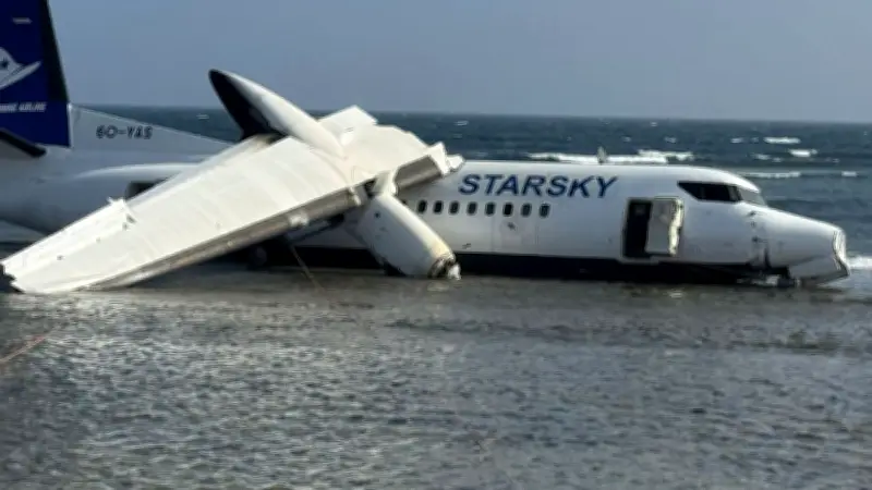 Flugzeugcrash in Somalia: Alle 55 Insassen überleben Absturz im Indischen Ozean