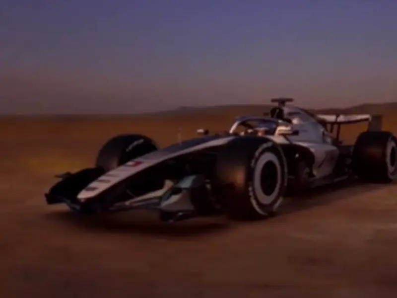 Formel-1-Neuling Cadillac enthüllt asymmetrisches Auto beim Super Bowl