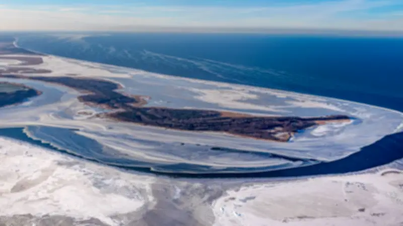 Fotograf dokumentiert aus der Luft: Eispanzer um Hiddensee und die Spur des Eisbrechers