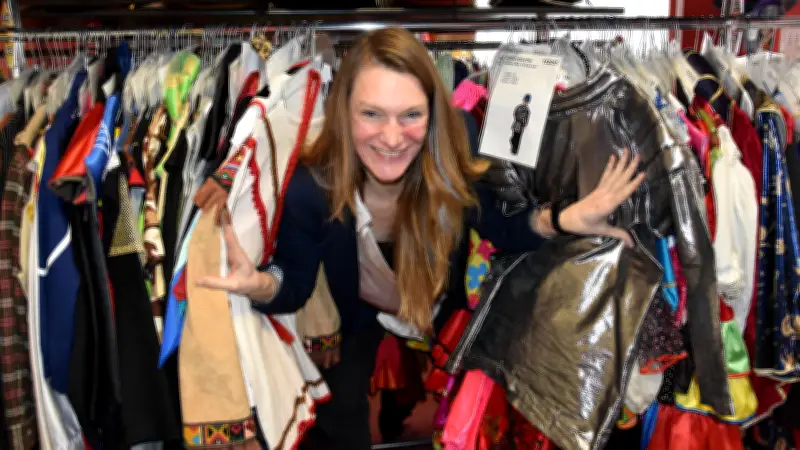 Fotografin übernimmt Rostocks größten Kostümverleih: Das Klamöttchen wird zum Kreativzentrum