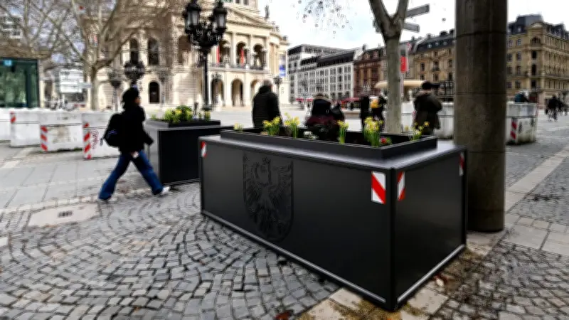 Frankfurts OB feiert sich für Anti-Terror-Poller mit Blümchen-Design