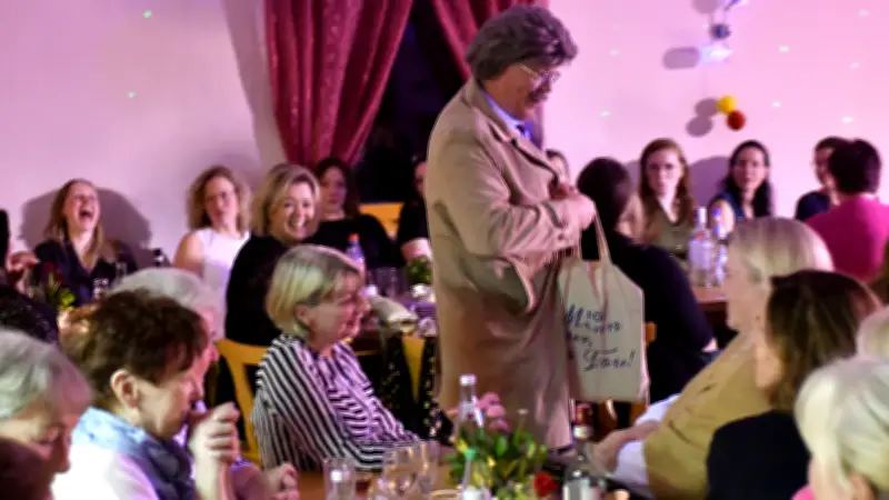 Frauentagsfeiern in Nordwestmecklenburg: Strippershow, Dartturnier und Elvis-Dinner