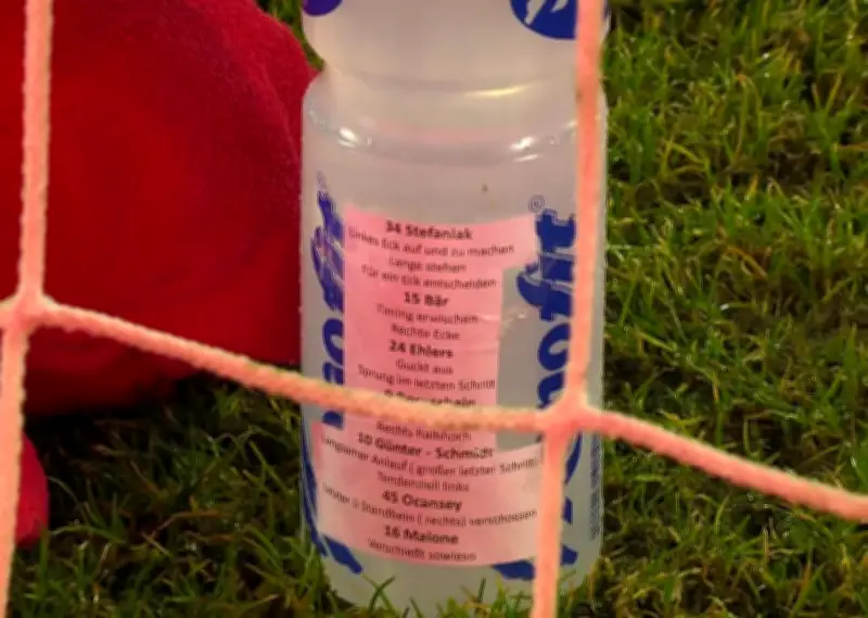 Frecher Elfer-Zettel von Cottbus-Keeper Funk: „Verschießt sowieso“-Notiz sorgt für Wirbel