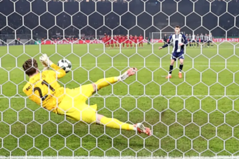 Freiburg feiert Pokalheld Müller: Torwart rettet SC mit Elfmeter-Paraden ins Halbfinale